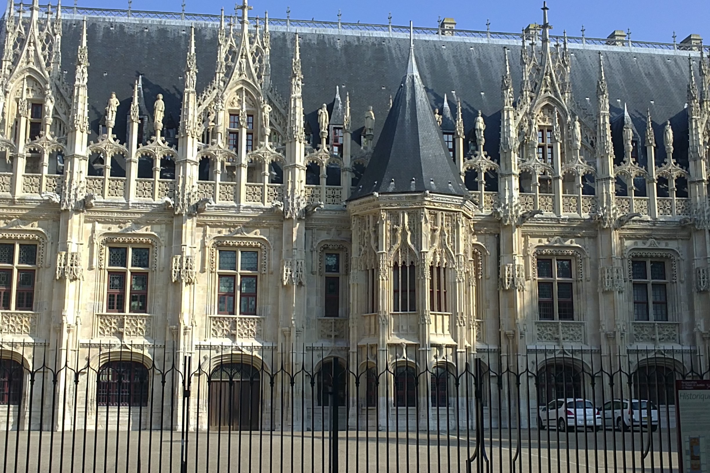 Palais de Justice et Tribunaux du Ministère de la Justice.