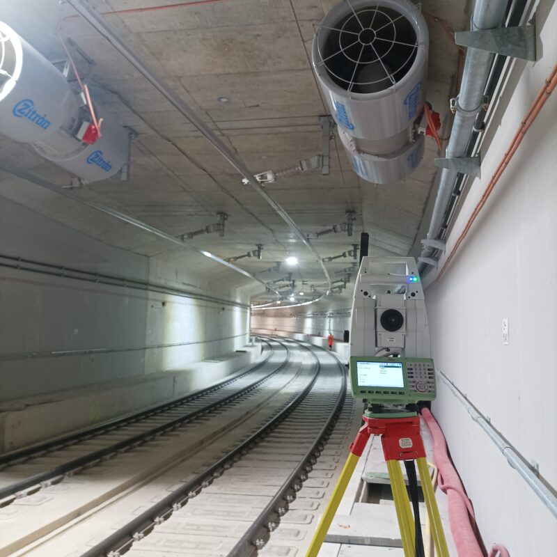 Station totale de topographie pour des contrôles de mesures dans un tunnel.