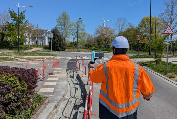 Homme sur un chantier, réalisant une détection de réseaux en fouille ouverte avec la solution RAPHAL.