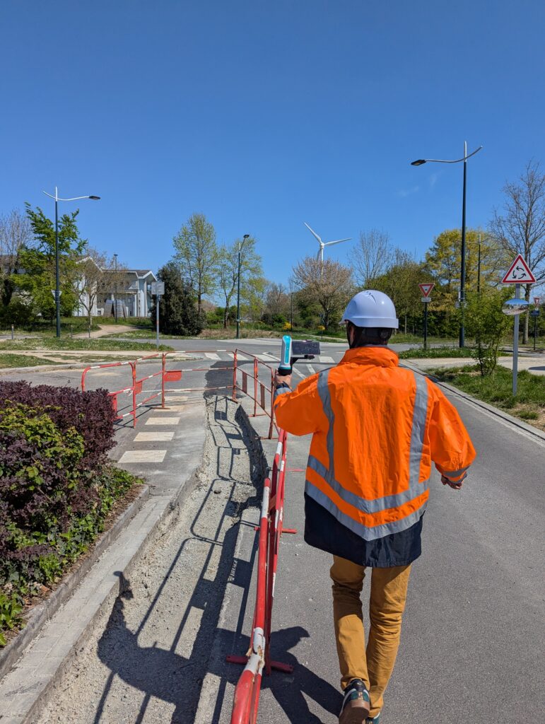 RAPHAL détection de réseaux Homme sur un chantier, réalisant une détection de réseaux en fouille ouverte avec la solution RAPHAL.
