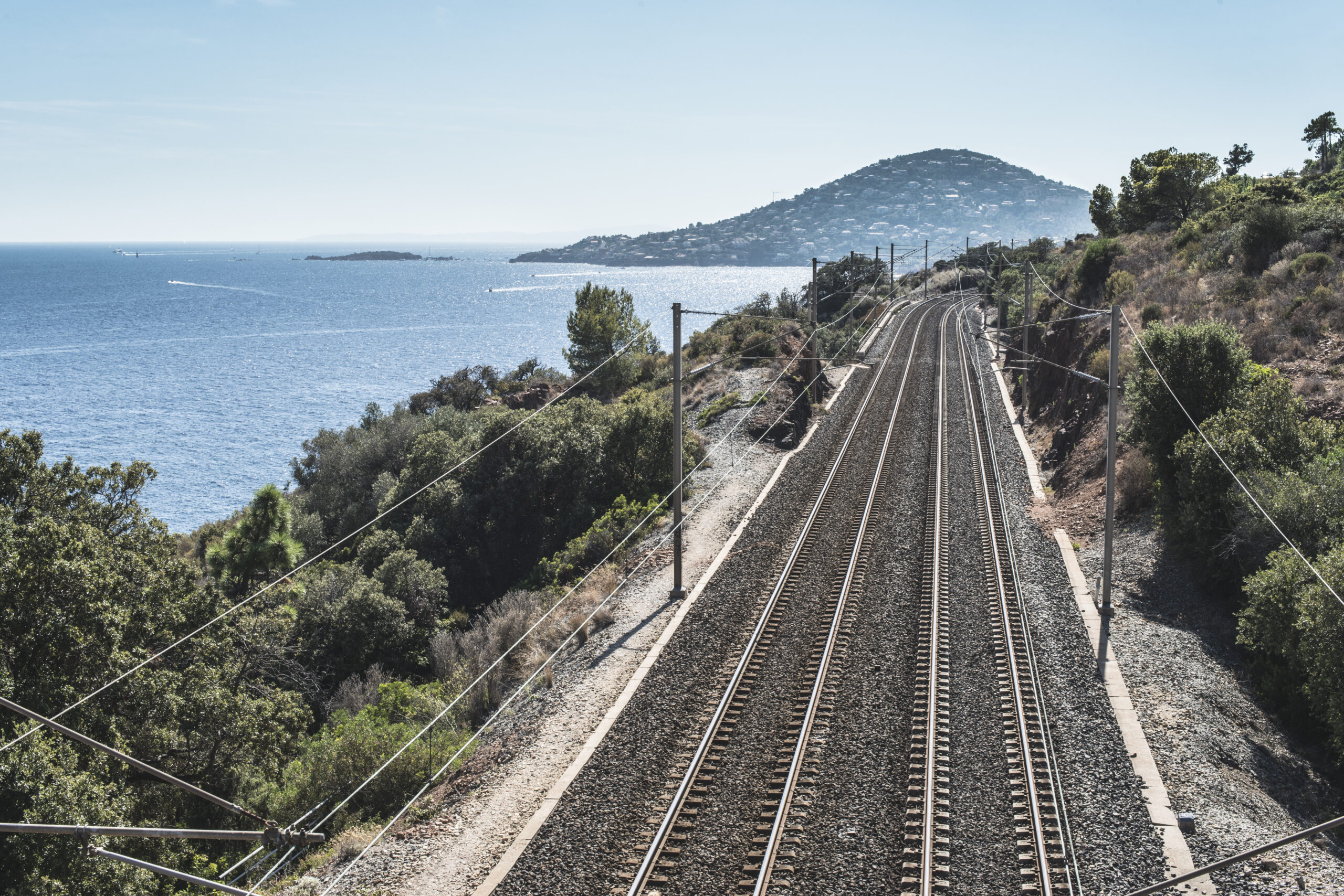 le projet Ligne Nouvelle Provence Côte d’Azur répond à un double défi : fluidifier les déplacements du quotidien et renforcer l’offre ferroviaire du territoire.