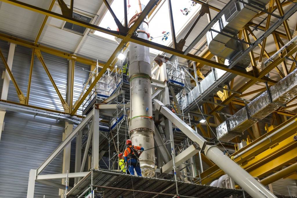 Travail en hauteur sur la construction du TOKAMAK ITER réalisé par les équipes de GEOFIT