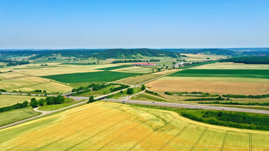 Depuis 2019, GEOFIT accompagne la transformation de l’ancienne RN79 en autoroute A79 à travers un chantier foncier d’envergure, mené sur plus de 1000 parcelles.