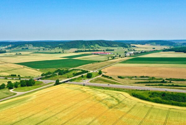 Depuis 2019, GEOFIT accompagne la transformation de l’ancienne RN79 en autoroute A79 à travers un chantier foncier d’envergure, mené sur plus de 1000 parcelles.