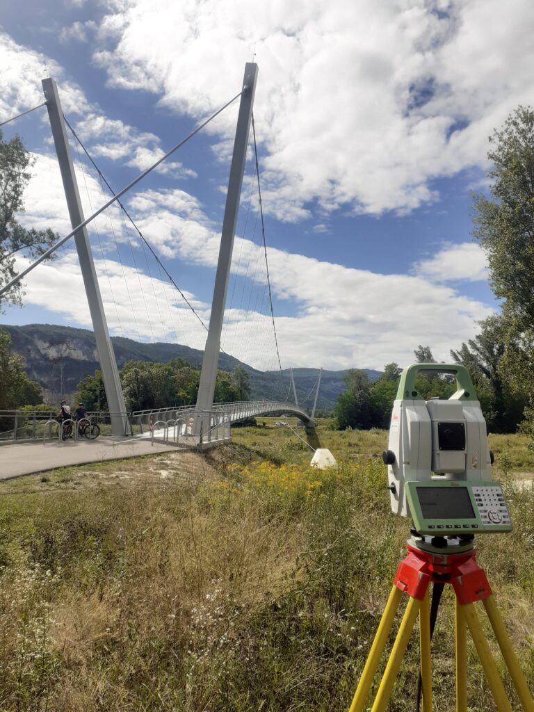 Photo projet, service Topographie, GEOFIT Lyon Tachéomètre utilisé pour un projet du service Topographie