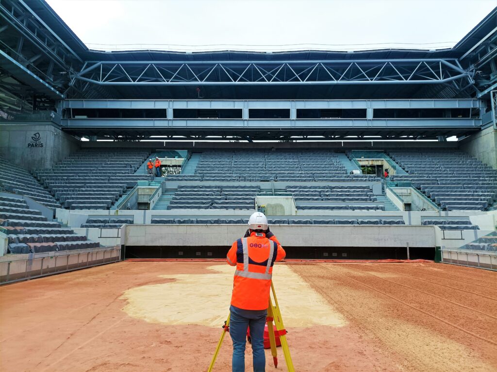 Chantier Rolland Garros - GEOFIT Guyancourt Levés topographiques sur le chantier Rolland Garros, par l'équipe de GEOFIT Guyancourt
