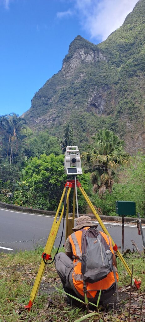 GEOFIT La Réunion L'équipe Topographie de GEOFIT La Réunion réalise des mesures sur l'île