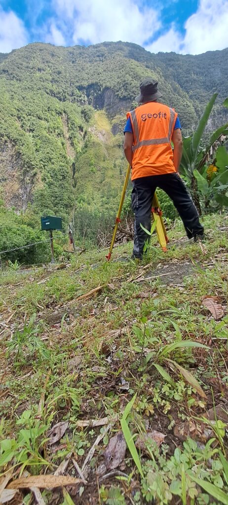 GEOFIT La Réunion L'équipe Topographie de GEOFIT La Réunion réalise des mesures sur l'île