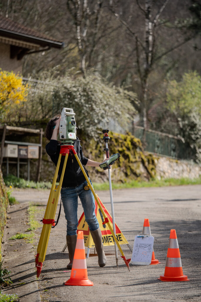 Alia GE-51 Géomètre sur le terrain, acquisition de données