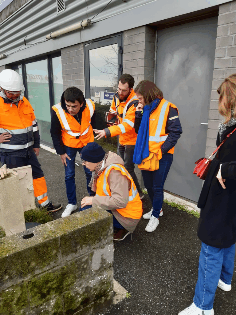 IDD GEOFIT ENEDIS Equipe du pole de l'ingénierie de la donnée avec le client sur le terrain