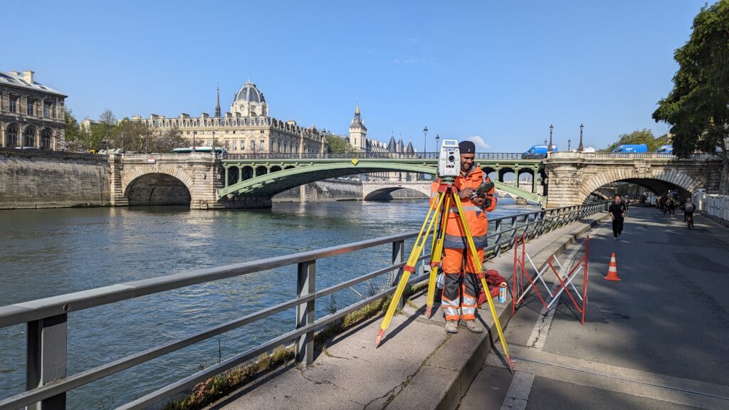 Mesures des ponts de Seine - EOFIT Guyancourt IDF Levés topographiques le long de la Seine par l'équipe de GEOFIT Guyancourt