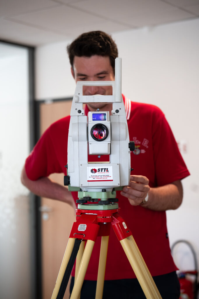 Appareil de mesure, Topographie GEOFIT Technicien topographe de GEOFIT présentant un appareil de mesure utilisé en topographie.