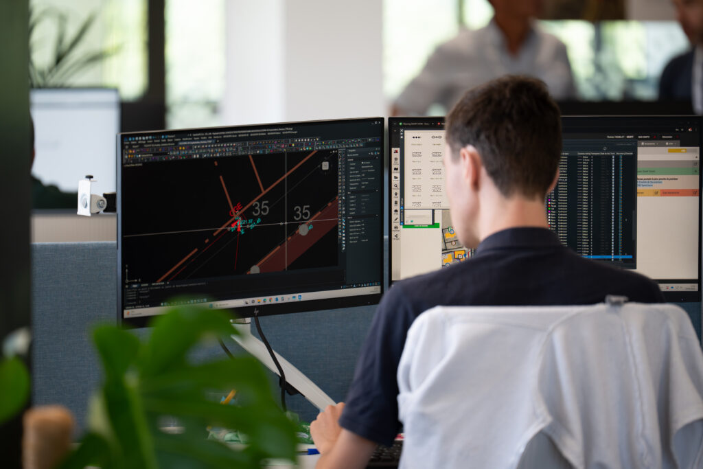 Technicien topographe travaillant sur un plan de modélisation