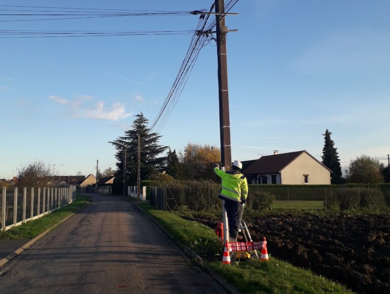 Sur le terrain, les techniciens habilités repèrent les réseaux HTA (Haute Tension A) et BT (Basse Tension) sur la voirie, ainsi que les branchements présents sur les parcelles privées.