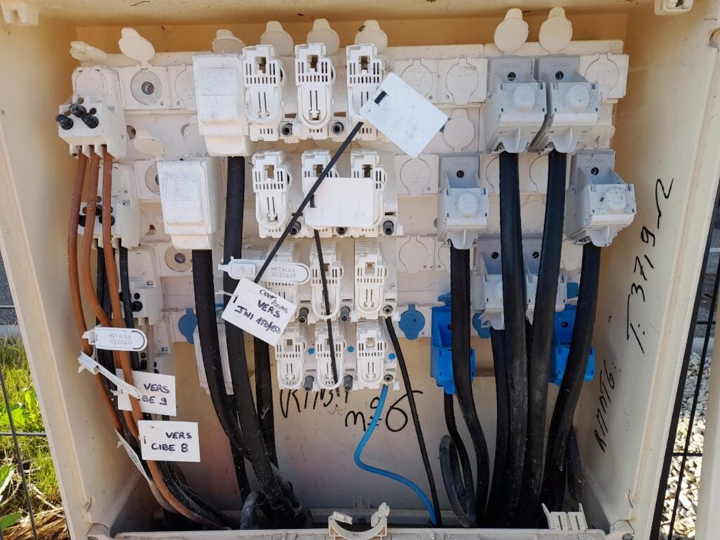 GEOFIT accompagne ENEDIS dans la fiabilisation de ses référentiels cartographiques et plus spécifiquement depuis 5 ans sur ses 23 millions de branchements électriques. Le